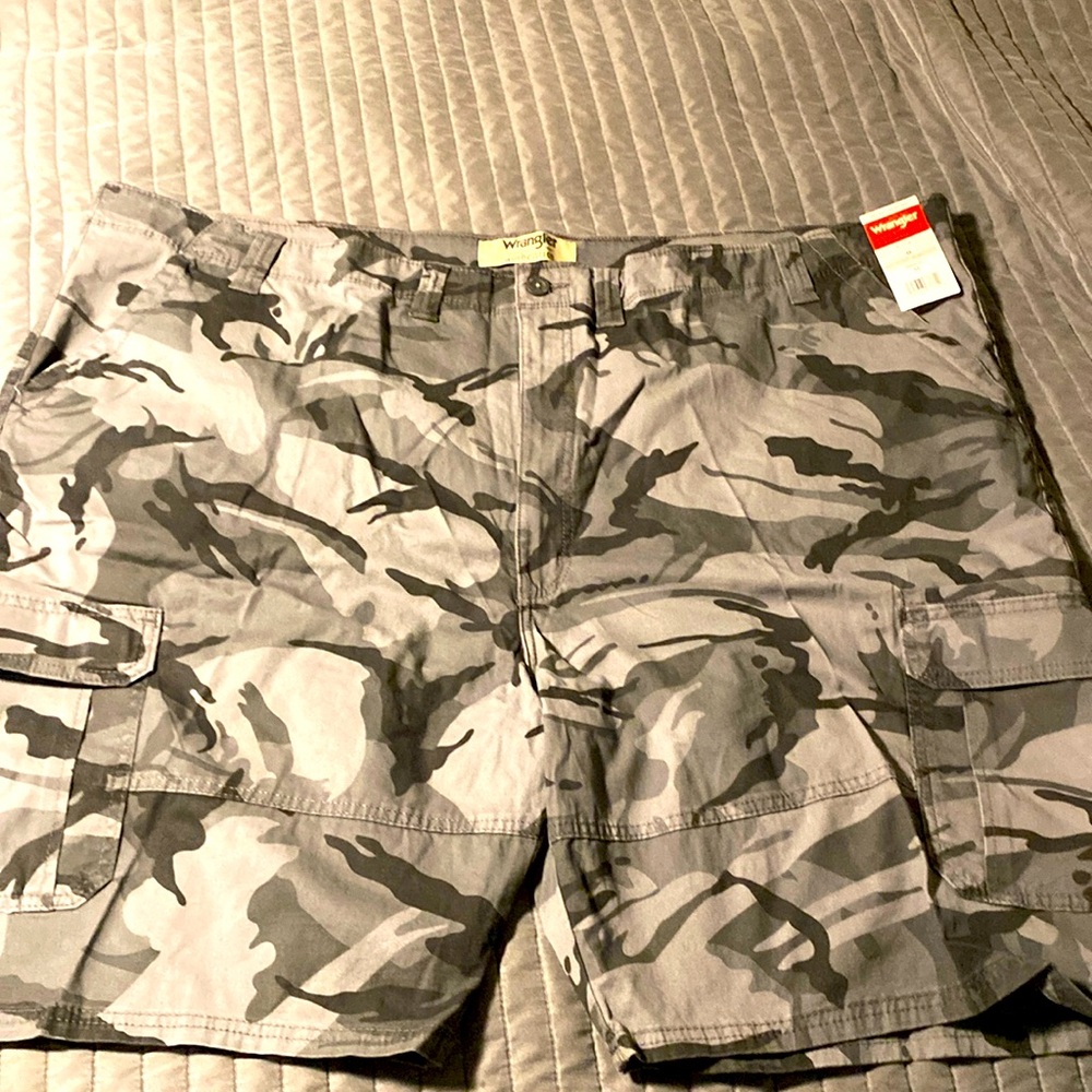NWT Camouflage Men's Cargo Shorts